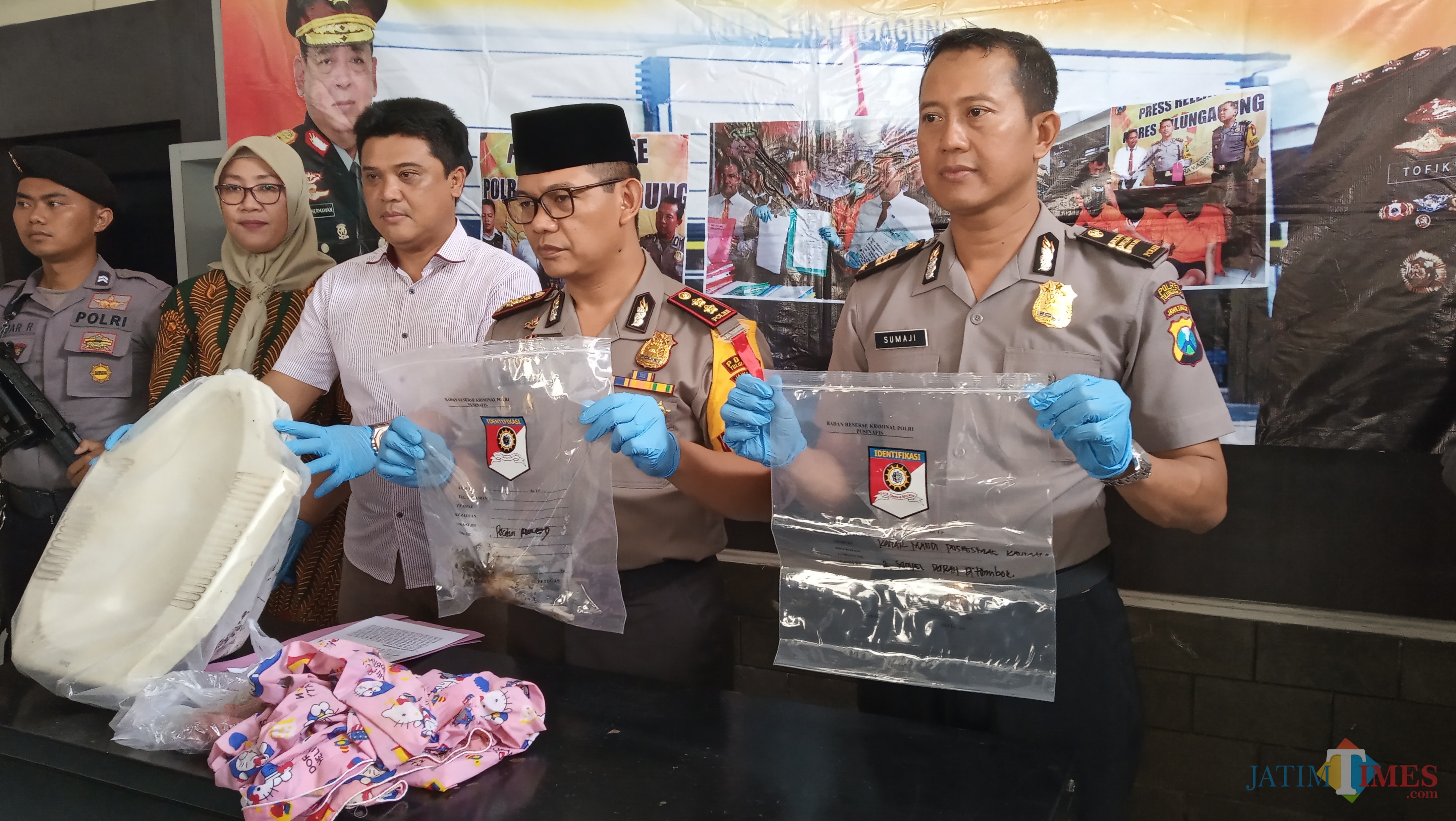 Kapolres (tengah) saat tunjukan barang bukti pembuangan bayi dalam kloset beberapa waktu lalu (foto : Joko Pramono/JatimTIMES)