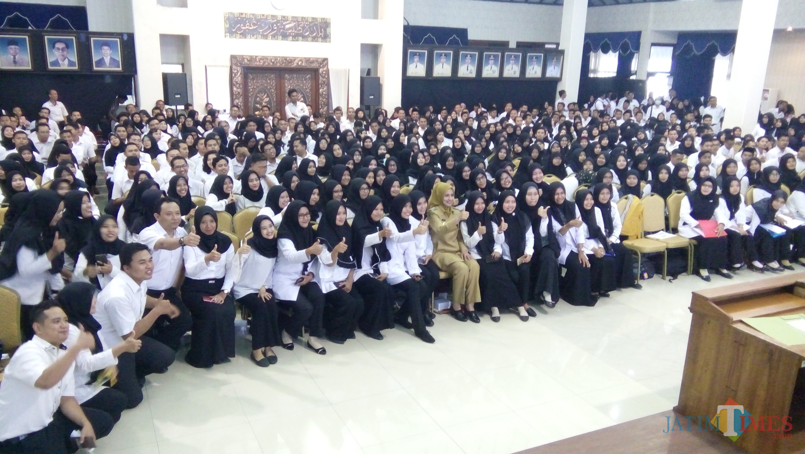 Bupati Jember dr. Hj. Faida MMR diantara ratusan CPNS saat foto bersama usai memberikan pengarahan (foto : Moh. Ali Makrus / Jatim TIMES)