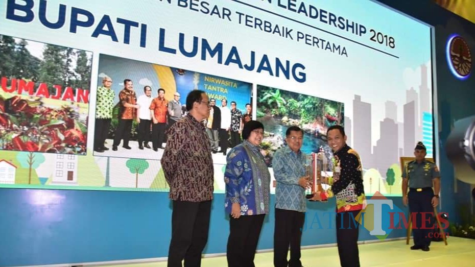 Anugerah Nirwasita Tantra diserahkan oleh Wapres Jusuf Kalla kepada Thoriqul Haq. (Foto: Istimewa)