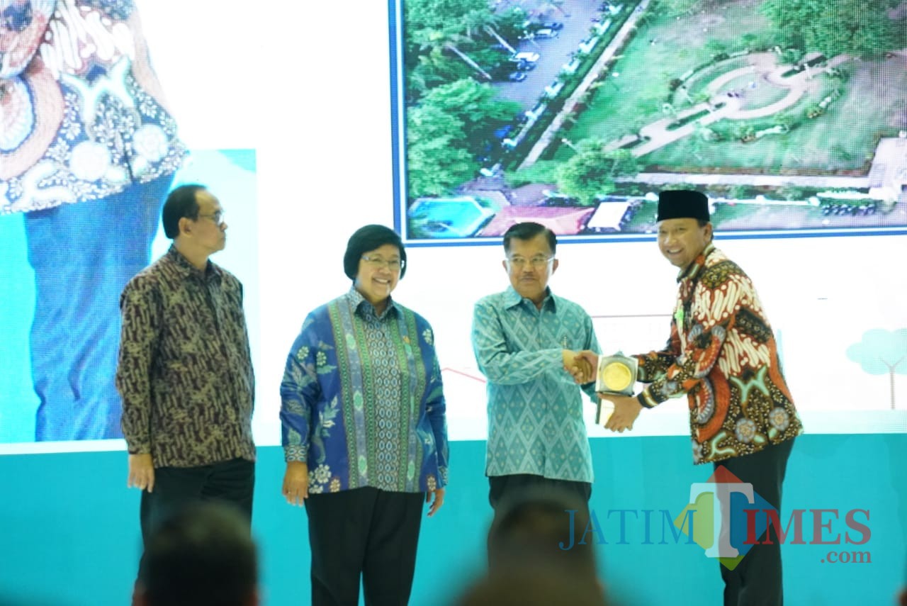 Bupati Pasuruan menerima Piala Adipura.