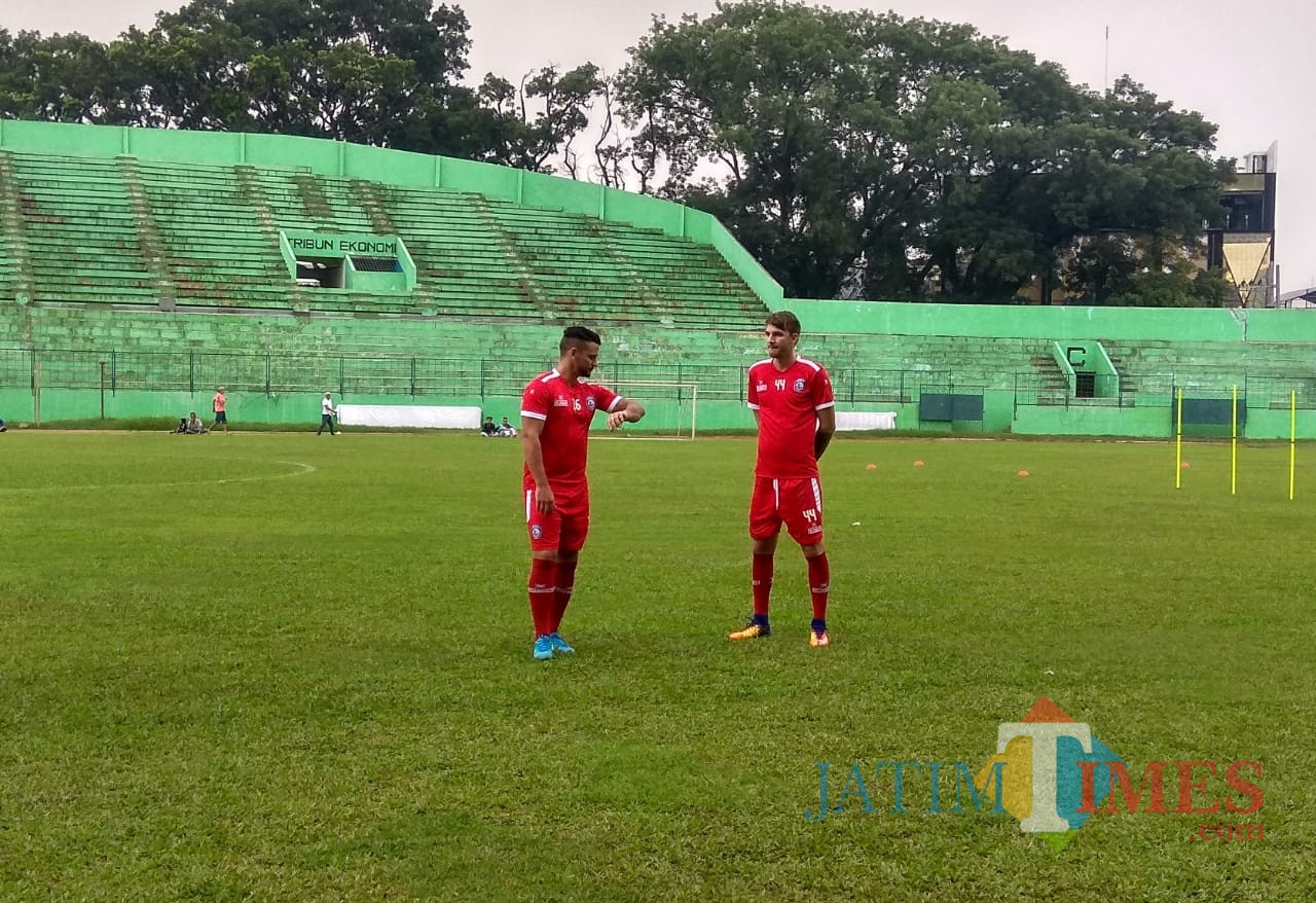 Robert Lima Guimaraes (kiri) dan Pavel Smolyachenko saat menjalani latihan bersama tim Arema FC (Hendra Saputra)