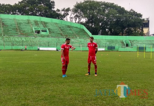 Robert Lima Guimaraes (kiri) dan Pavel Smolyachenko saat menjalani latihan bersama tim Arema FC (Hendra Saputra)