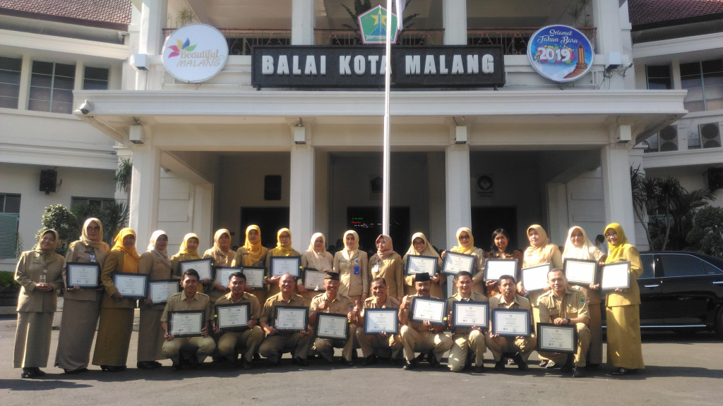 Foto bersama penganugerahan Adiwiyata (Foto: Humas)