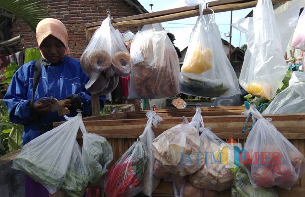 Para pedagang eceran masih bergantung pada kantong plastik untuk mengemas dagangan. (Foto: Nurlayla Ratri/MalangTIMES)