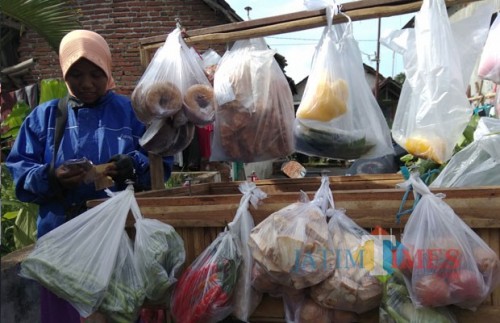 Para pedagang eceran masih bergantung pada kantong plastik untuk mengemas dagangan. (Foto: Nurlayla Ratri/MalangTIMES)
