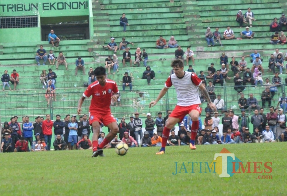Jayus Hariono (kiri) saat dikawal Pavel Smolyachenko dalam sesi latihan Arema FC di Stadion Gajayana (Luqmanul Hakim/MalangTIMES)