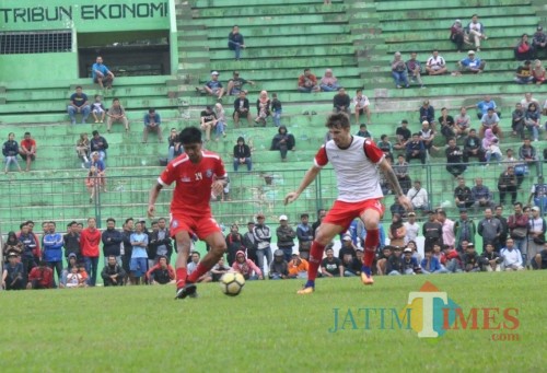 Jayus Hariono (kiri) saat dikawal Pavel Smolyachenko dalam sesi latihan Arema FC di Stadion Gajayana (Luqmanul Hakim/MalangTIMES)