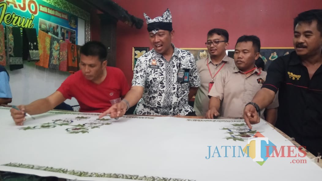 Kalapas Banyuwangi menunjukkan proses pembuatan Bagajo Jeruji kepada pengurus PWI