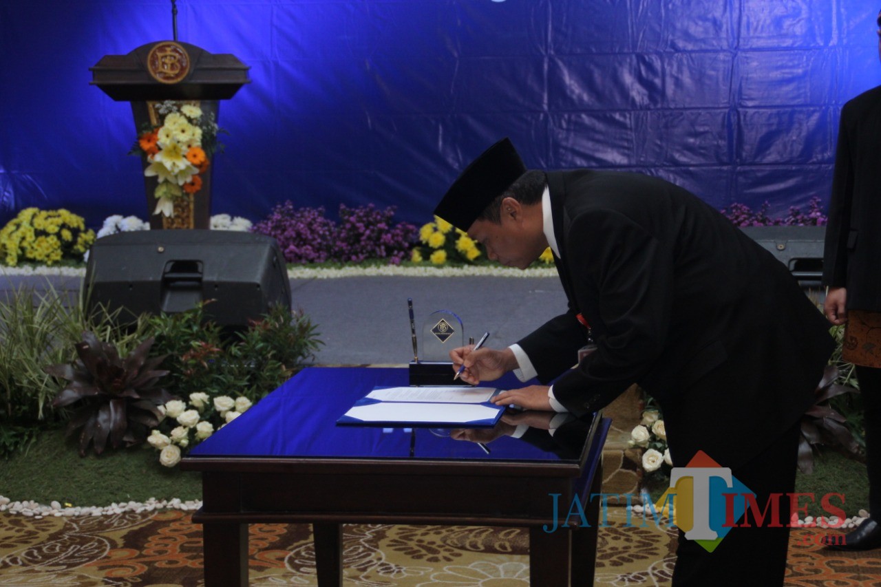 Kepala Perwakilan Bank Indonesia (KPwBI) Malang Azka Subhan Aminurridho saat serah terima jabatan di Hotel Harris, Malang. (Foto: Dokumen MalangTIMES)