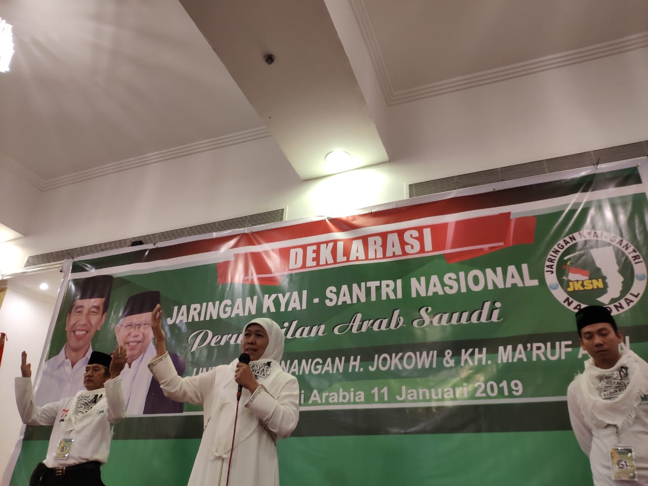 Gubernur Jatim terpilih Khofifah Indar Parawansa saat memimpin deklarasi dukungan terhadap Jokowi-Ma