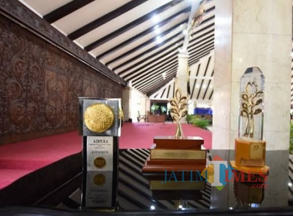 Kiri : Piala Adipura di tahun lalu. Tahun 2018 kembali pemkab Malang sabet piala Adipura yang ke-11 secara berturut-turut (dok MalangTIMES)