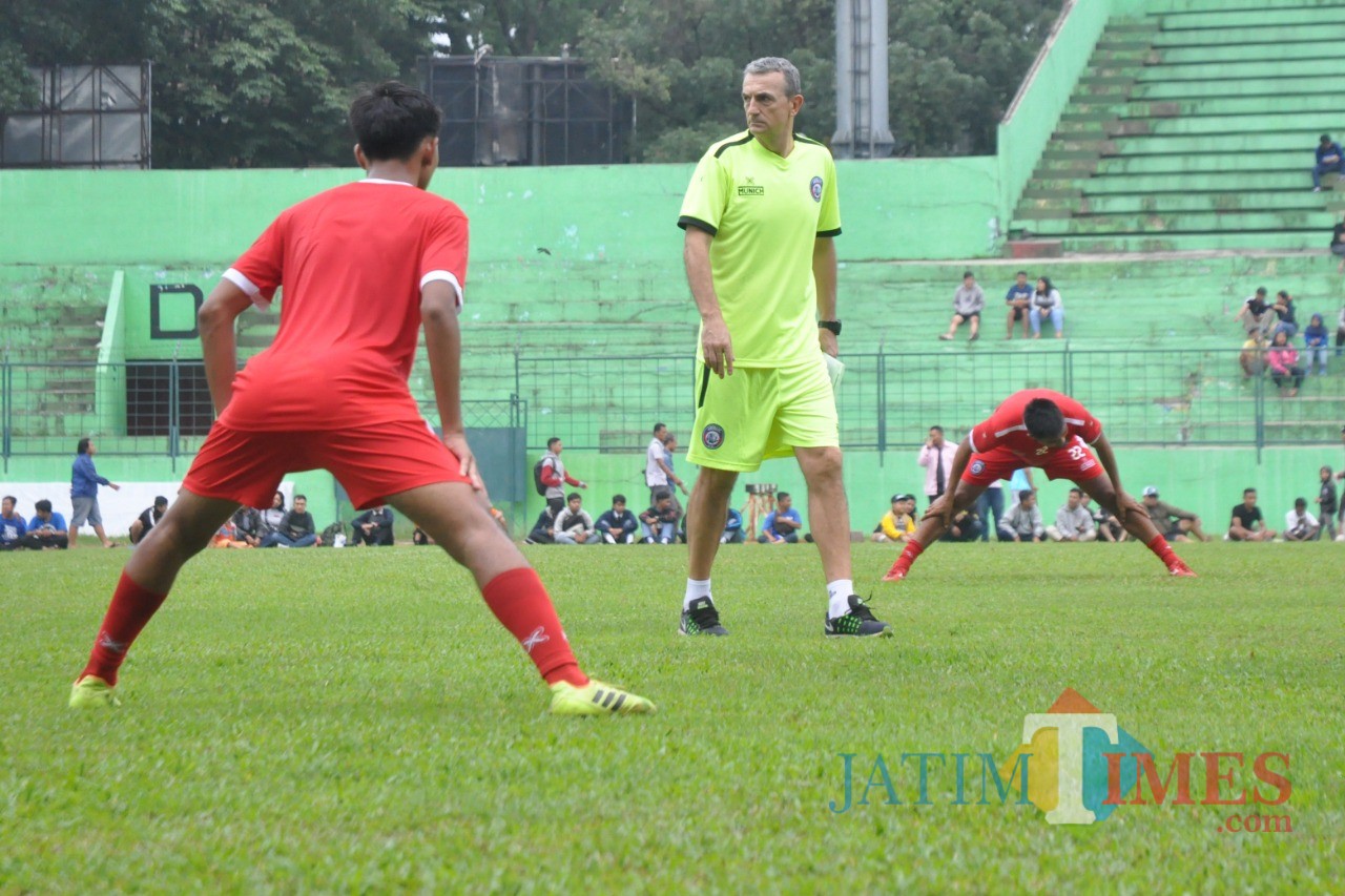Pelatih Kepala Arema FC, Milomir Seslija saat memantau pemainnya berlatih (Luqmanul Hakim)
