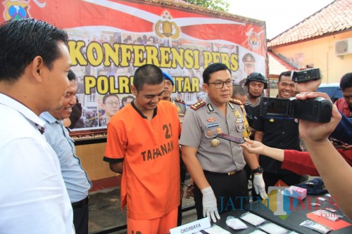 Pelaku dan barang bukti diamankan Polres Blitar Kota.(Foto : Team BlitarTIMES)