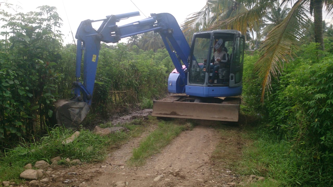 Salah satu alat berat tengah melakukan perbaikan infrastruktur jalan