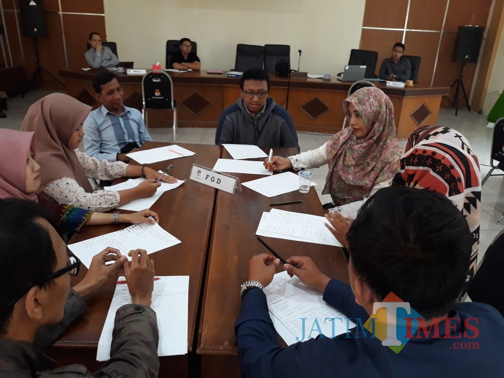 Sejumlah calon relawan demokrasi saat melakukan seleksi wawancara. (Foto : Adi Rosul / JombangTIMES)
