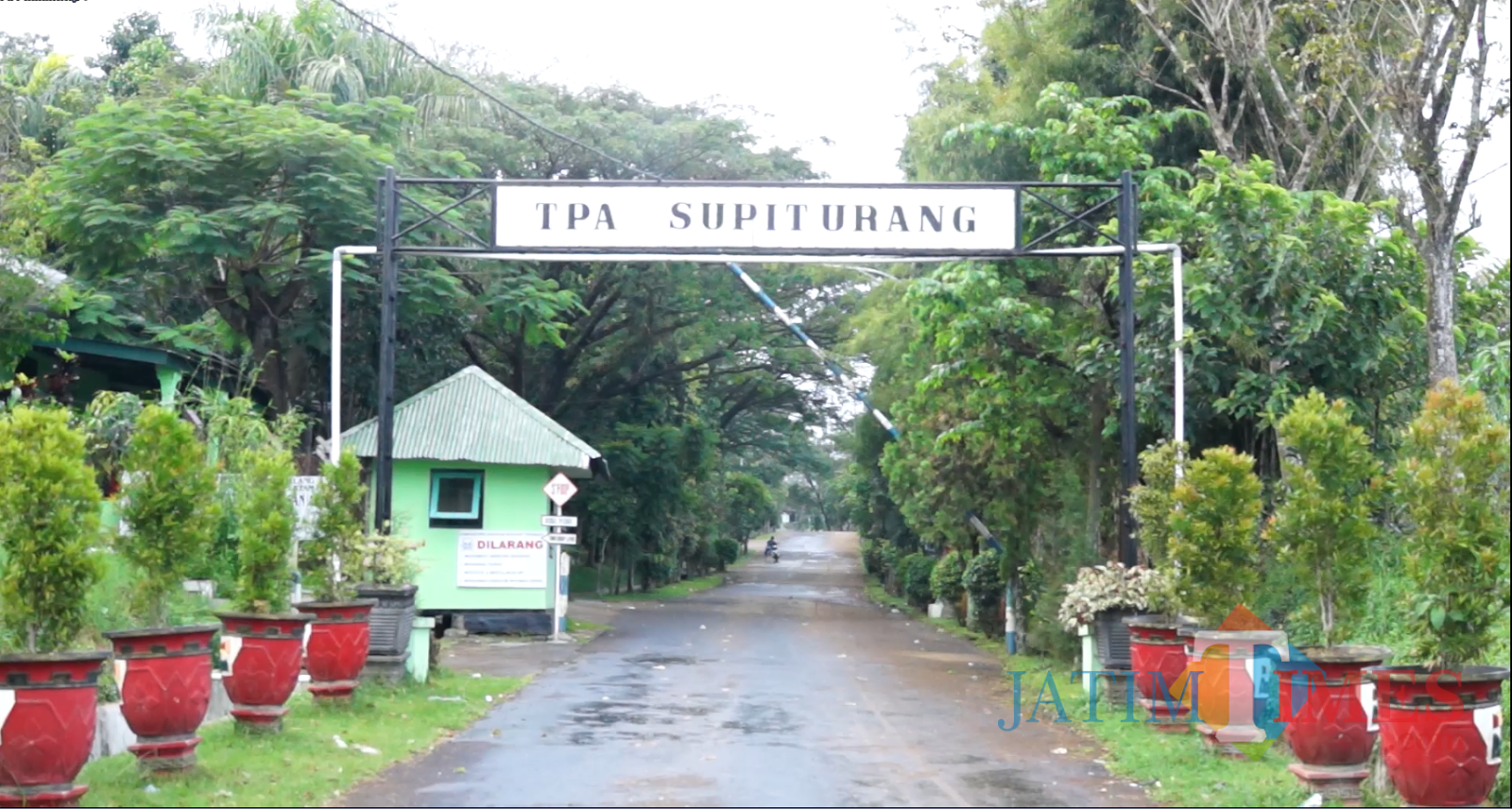 Jalan sekaligus pintu masuk TPA Supit Urang. (DLH Kota Malang)