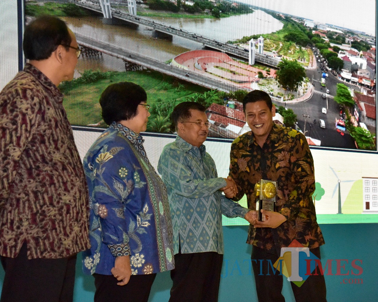 Walikota Kediri Abdullah Abu Bakar menerima piala Adipura yang diberikan oleh Wakil Presiden Jusuf Kalla. (ist)