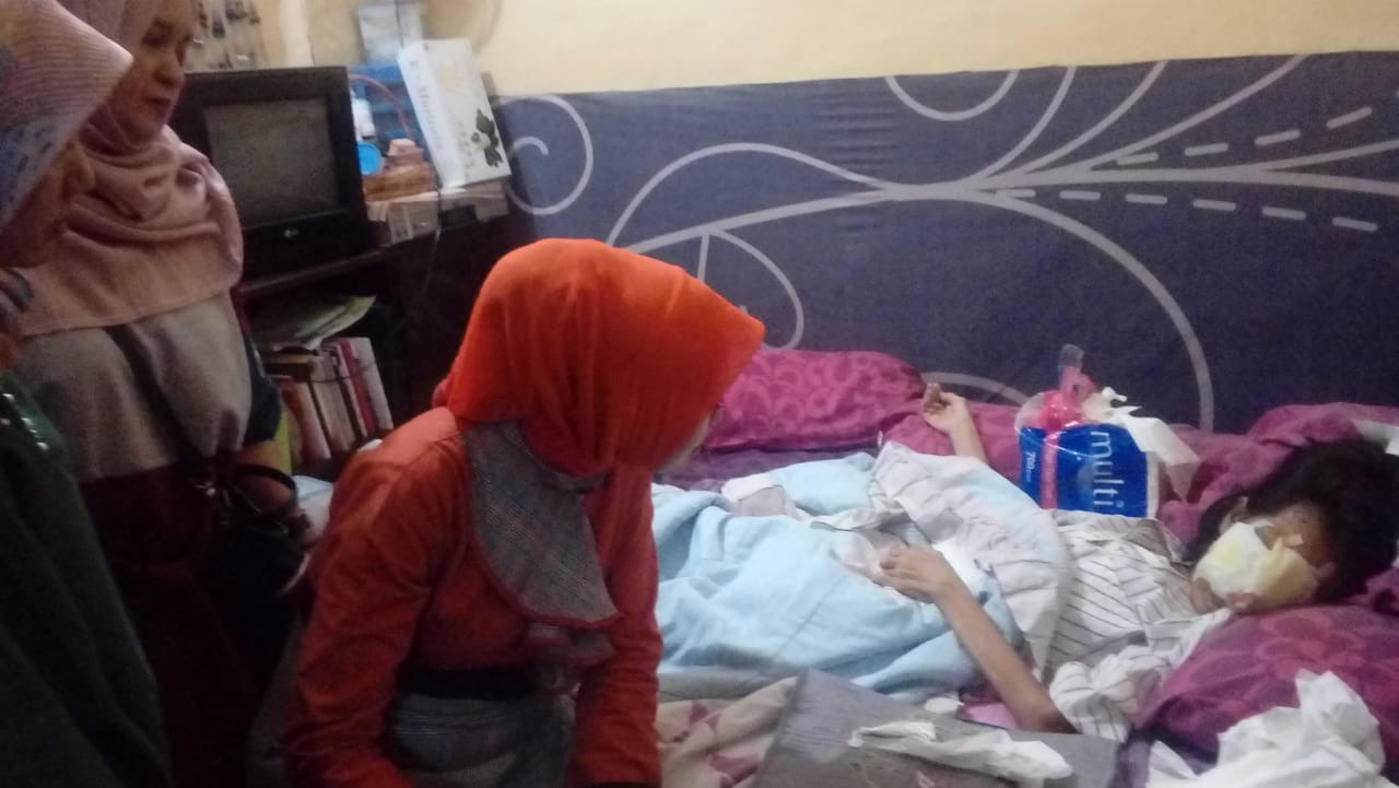 Ketua PKK Kota Malang, Widayati Sutiaji beserta Kepala BNN Kota Malang AKBP Ir Bambang Sugiharto Msi, Komandan Batalyon 464 Paskhas Mayor Misbahul Munir beserta isteri, dan Ketua DPD Partai Perindo Kota Malang, Laily Fitriyah Liza Min Nelly saat menyambangi aktivis sosial Kota Malang, Siti Hardiyanti atau yang akrab disapa Didin