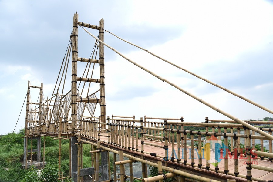 Jembatan bambu di lokasi Ekowisata Hutan Mangrove Wonorejo