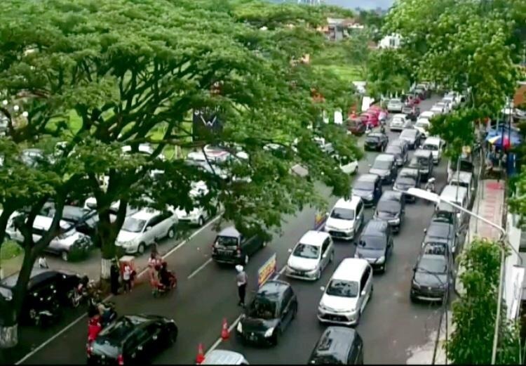 salah satu kemacetan di area tempat wisata di Jl Ir Soekarno. (Foto: istimewa)