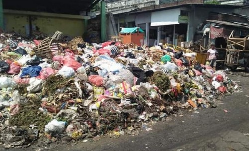 Tumpukan sampah di pasar Lawang di tengah perayaan Adipura (Ist)