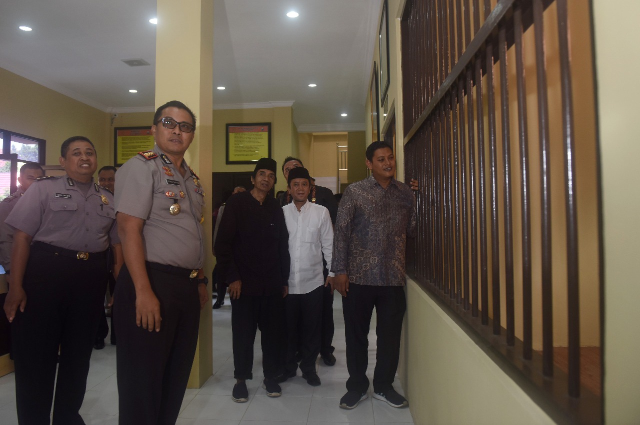 Walikota Kediri Abdullah Abu Bakar saat melihat gedung tahanan. (ist)