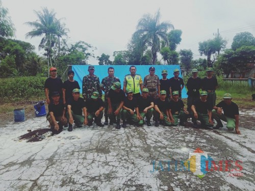 Tiga pilar Kecamatan Wates bersama Linmas yang ikut pelatihan.(Foto : Team BlitarTIMES)