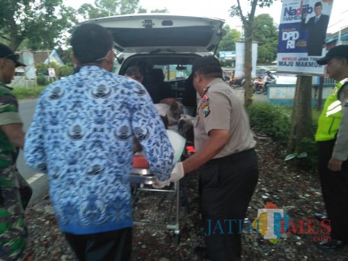 Endi, kakek asal Situbondo, yang dievakuasi dari Pos Kamling menuju Puskesmas (Foto : Moch. R. Abdul Fatah / Jatim TIMES)