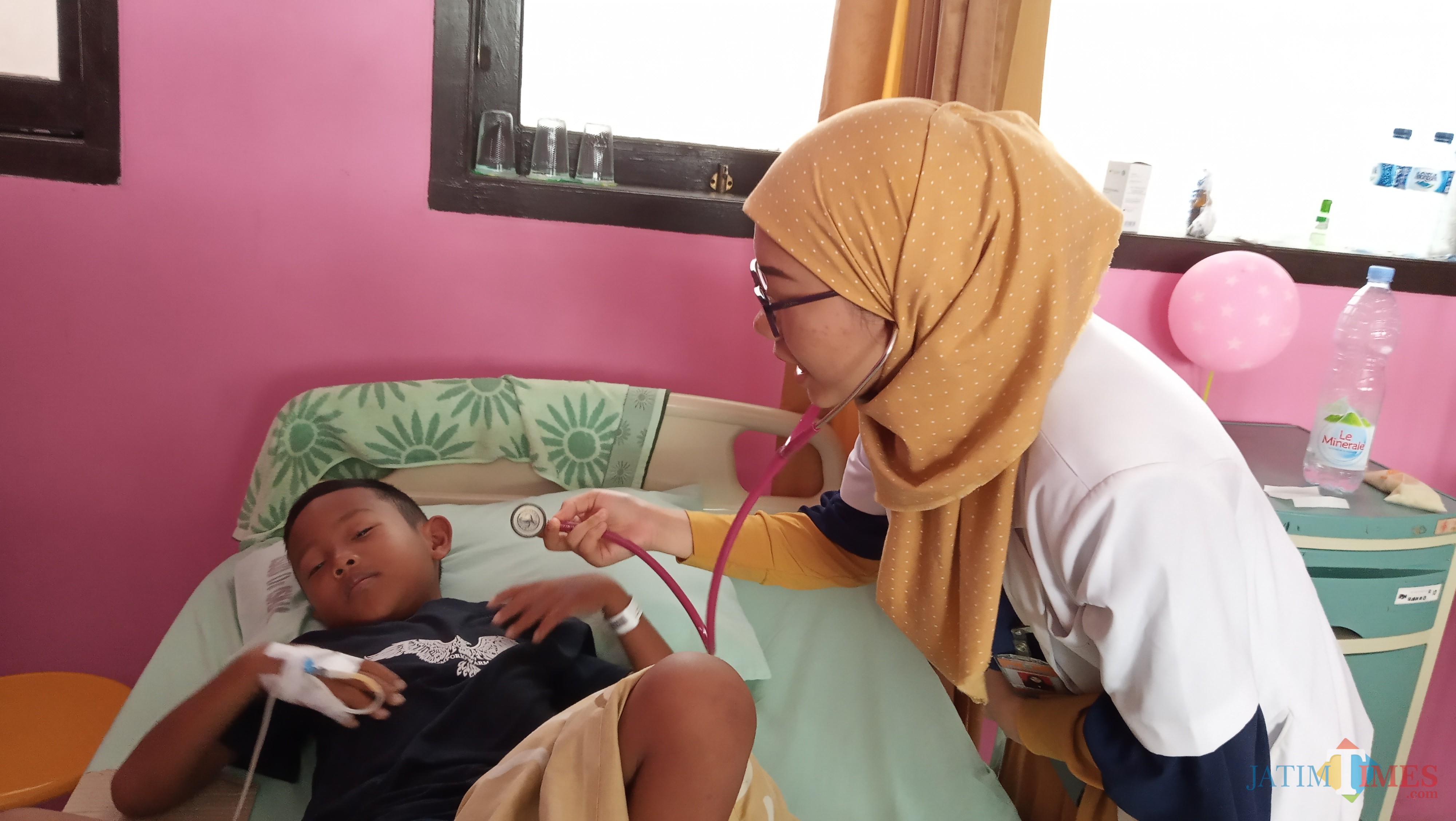 Salah satu pasien DBD saat diperiksa oleh dokter di RSUD dr Iskak Tulungagung. (foto : Joko Pramono/Jatimtimes)