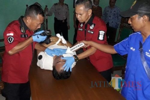 Petugas dari Polres Kediri ketika melakukan olah TKP. (Foto: B. Setioko/JatimTIMES)