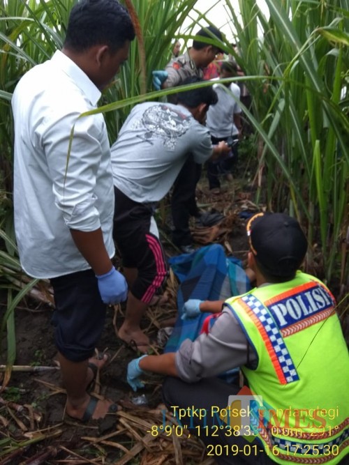 Petugas kepolisian beserta perangkat desa dan dibantu warga saat mengevakuasi jenazah korban, Kecamatan Gondanglegi (Foto : Polsek Gondanglegi for MalangTIMES)