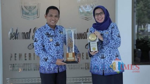 Piala Adipuran dan Penghargaan Nirwasita Tantra yang diraih Lumajang (Foto : Doc Pemkab / Jatim TIMES)