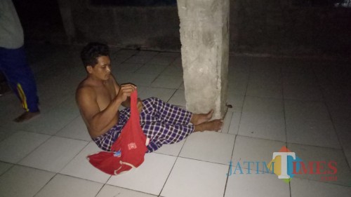 Roni saat hendak diamankan ke Polsek Tulungagung (foto : dok.pol)