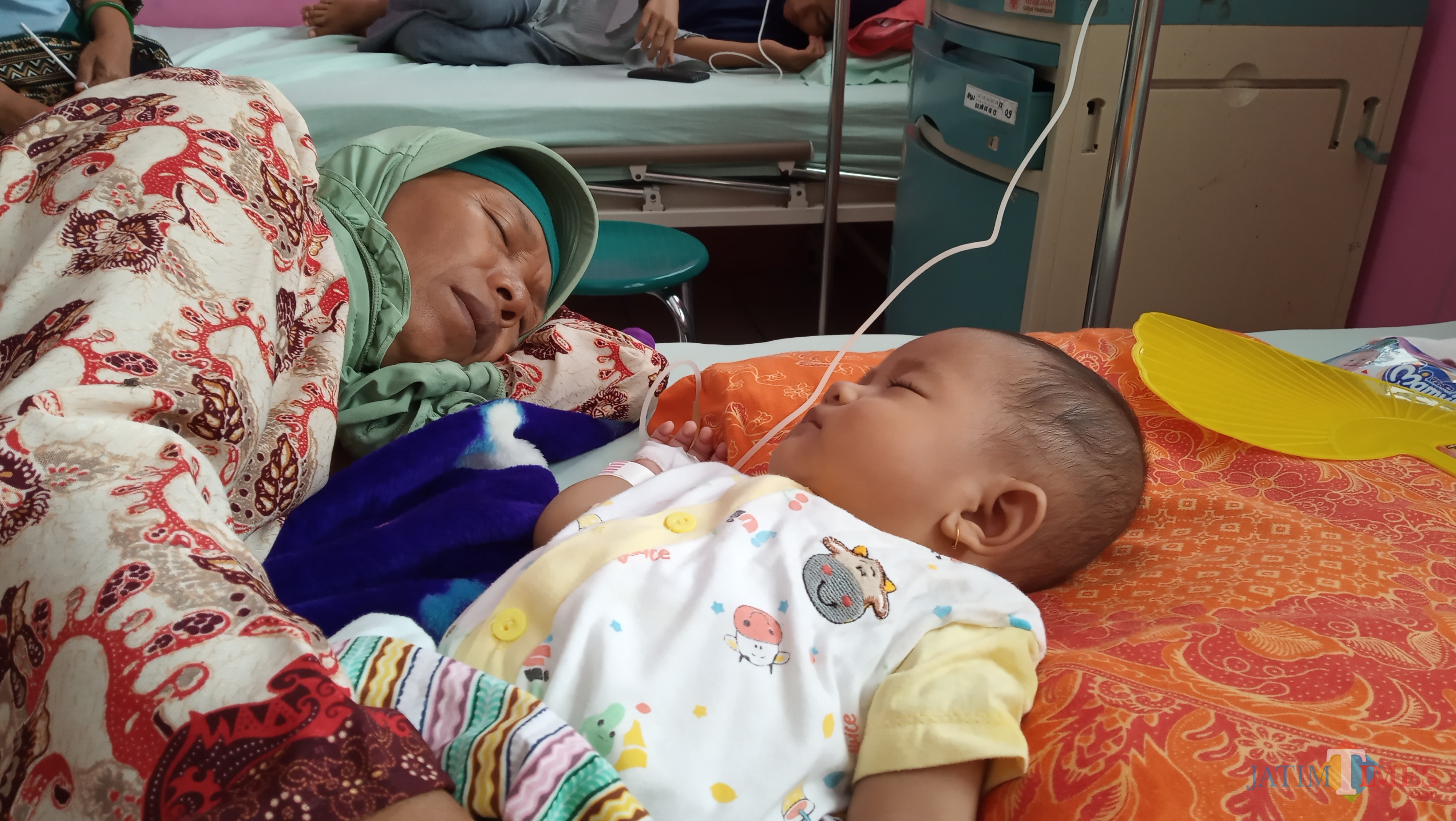 Salah satu bayi yang tertular DBD dirawat di RSUD dr Iskak. (foto : Joko Pramono/Jatimtimes)