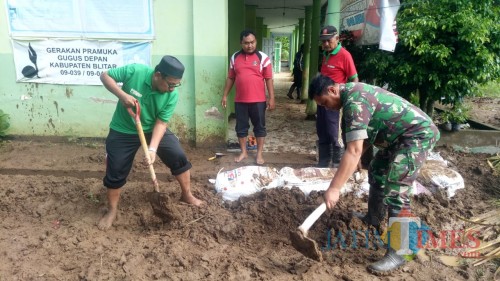 Anggota Koramil Bakung dan warga gotong royong bersihkan lumpur.(Foto : Team BlitarTIMES)