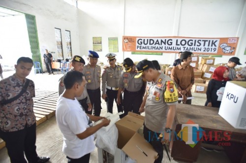 Kapolres Situbondo saat meninjau logistik pemilu di gudang KPU (Foto Sony Haryono / Situbondo TIMES)