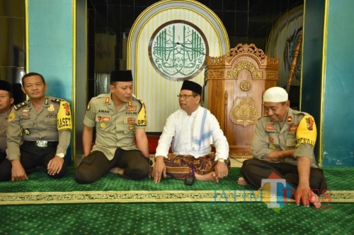 Kapolres Situbondo usai salat Jumat bersama Ustad Ali Maksum. (Foto Sony Haryono / Situbondo TIMES)