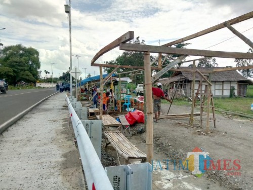 Pedagang membangun bangunan semi permanen di tepi jalan sekitar jembatan Ngujang 2 (foto : Joko Pramono/Jatim Times)