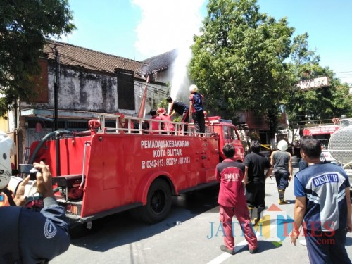 Petugas memadamkan api di RM Ramayana Blitar.(Foto : Team BlitarTIMES)