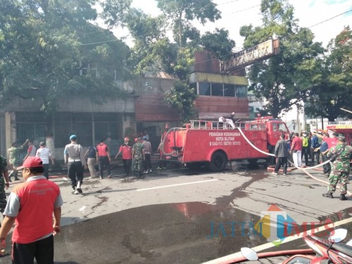 Petugas memadamkan api di RM Ramayana Blitar.(Foto : Team BlitarTIMES)