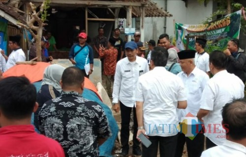 Wabup Malang Sanusi (peci hitam) saat acara Gema Desa di wilayah Pagak (Nana)