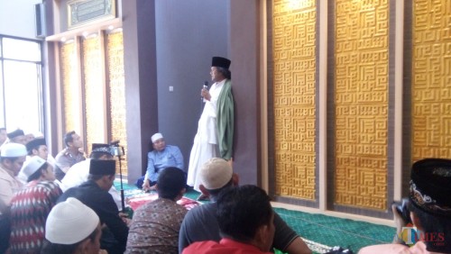 KH. Ahmad Muwafiq saat memberikan tausiah di masjib Polres Jember (foto : Moh. Ali Makrus / Jatim TIMES)