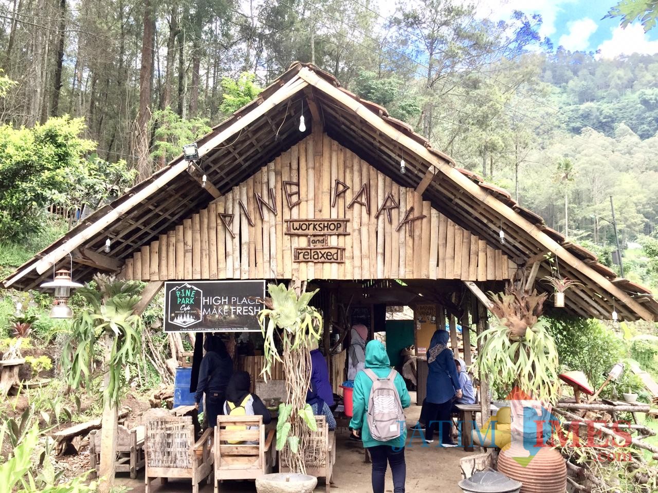 Salah satu fasilitas kafe di Pine Park Dusun Songgoriti Kelurahan Songgokerto Kecamatan Batu. (Foto: Irsya Richa/MalangTIMES)