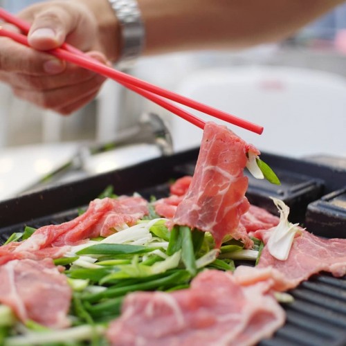 Serasa di korea, pengunjung diajak memasak sendiri sebelum makan. (instagram KOBAR MALANG)