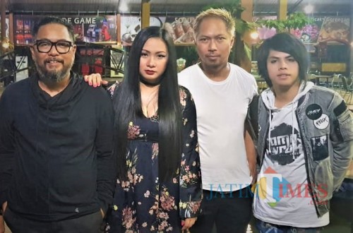 Personel Cokelat (dari kiri ke kanan) Ronny FN, Jakline, Edwin dan Axel.(Foto : Team BlitarTIMES)