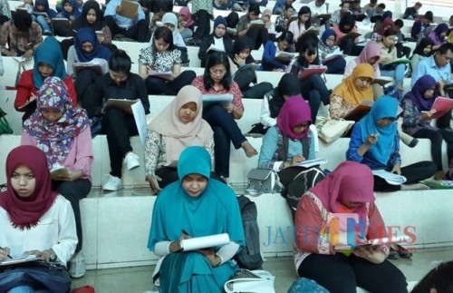 Ilustrasi, para peserta seleksi TPOK BP2D Kota Malang mengikuti tes tulis pada rekrutmen 2018 lalu. (Foto: BP2D Kota Malang for MalangTIMES)