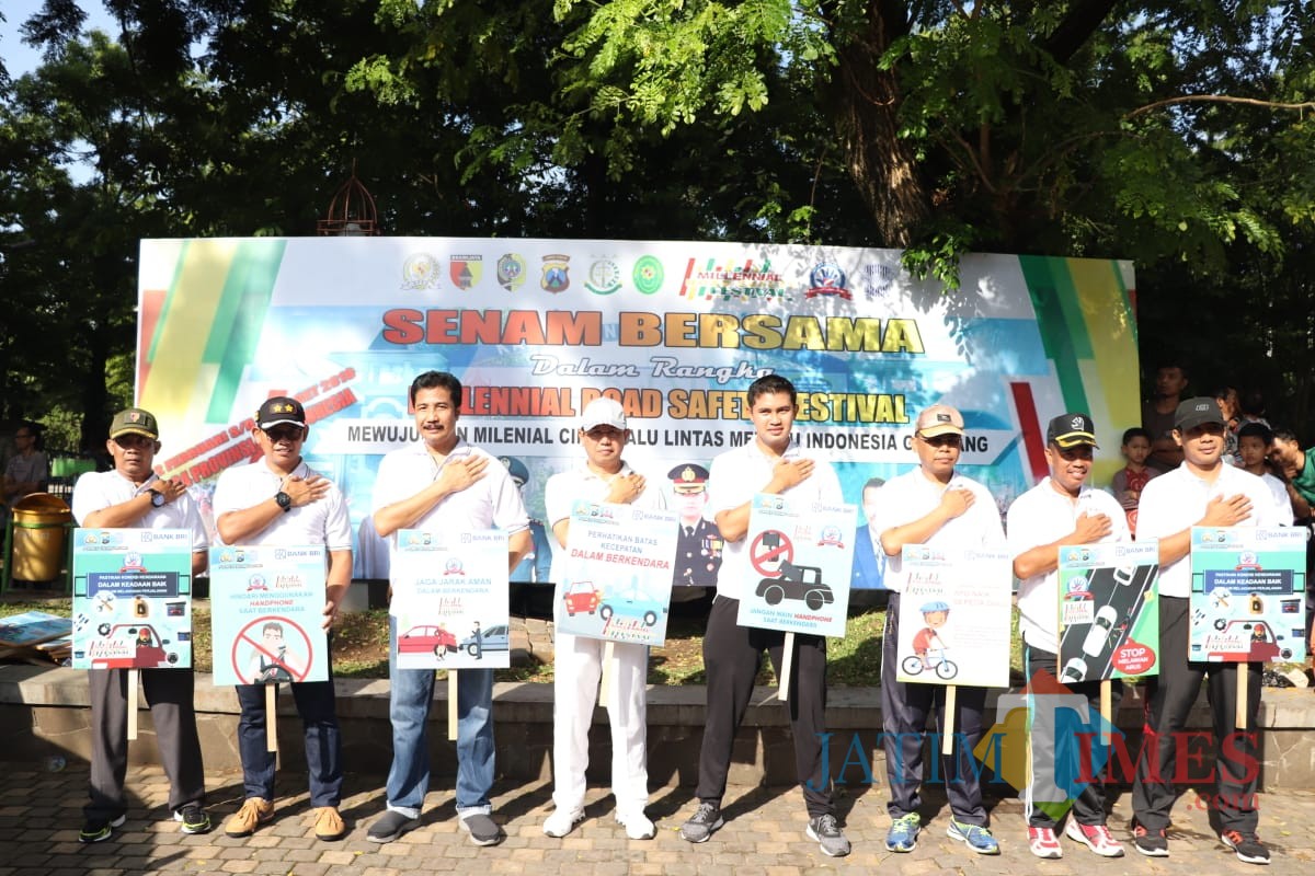 Kapolres Bersama Forkompimda Saat Acara Jalan sehat Dan Senam bersama di Alun-alun Tulungagung / Foto : Humas Polres / Tulungagung TIMES