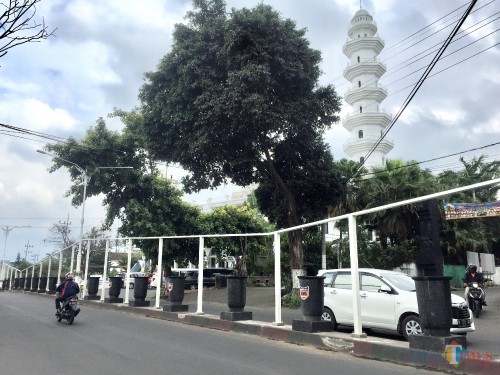 Pot beton yang sudah terpasang di Jalan Pattimura, Kelurahan Temas, Kecamatan Batu. (Foto: Irsya Richa/MalangTIMES)