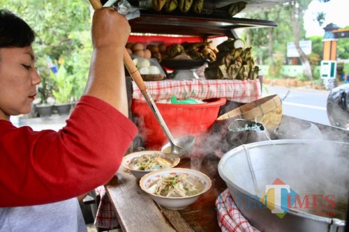 Soto Glugoe disuguhkan di atas mangkuk dengan Koya, telur, kecambah, dan jeruk perut di jalan Raya Moh. Hatta Desa Pendem, Kecamatan Junrejo, Kota Batu. (Foto: Irsya Richa/MalangTIMES)