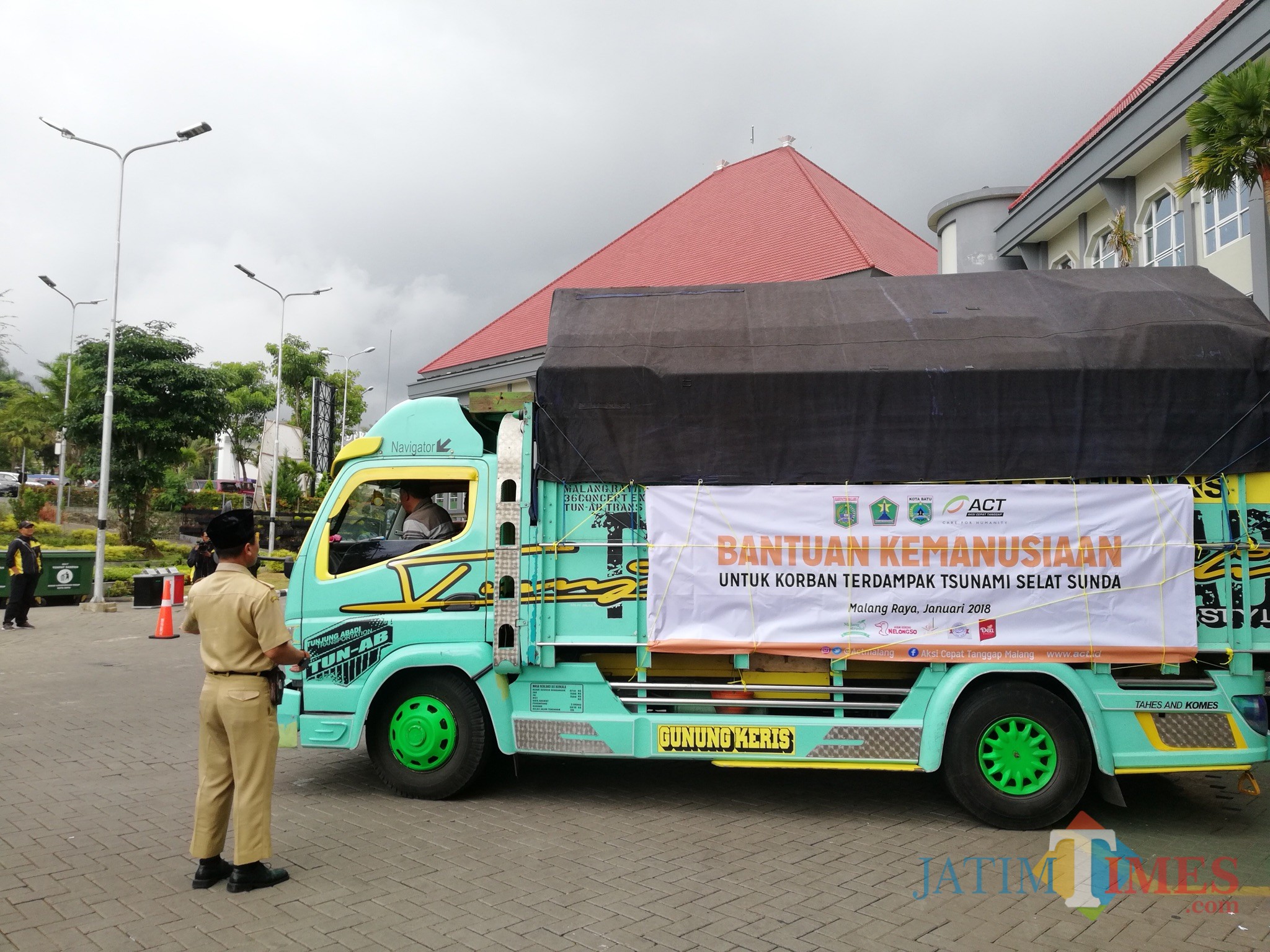 Salah satu truk berisikan bantuan yang diberangkatkan ke Banten di Balai Kota Among Tani, Senin (21/1/2019). (Foto: Irsya Richa/MalangTIMES)